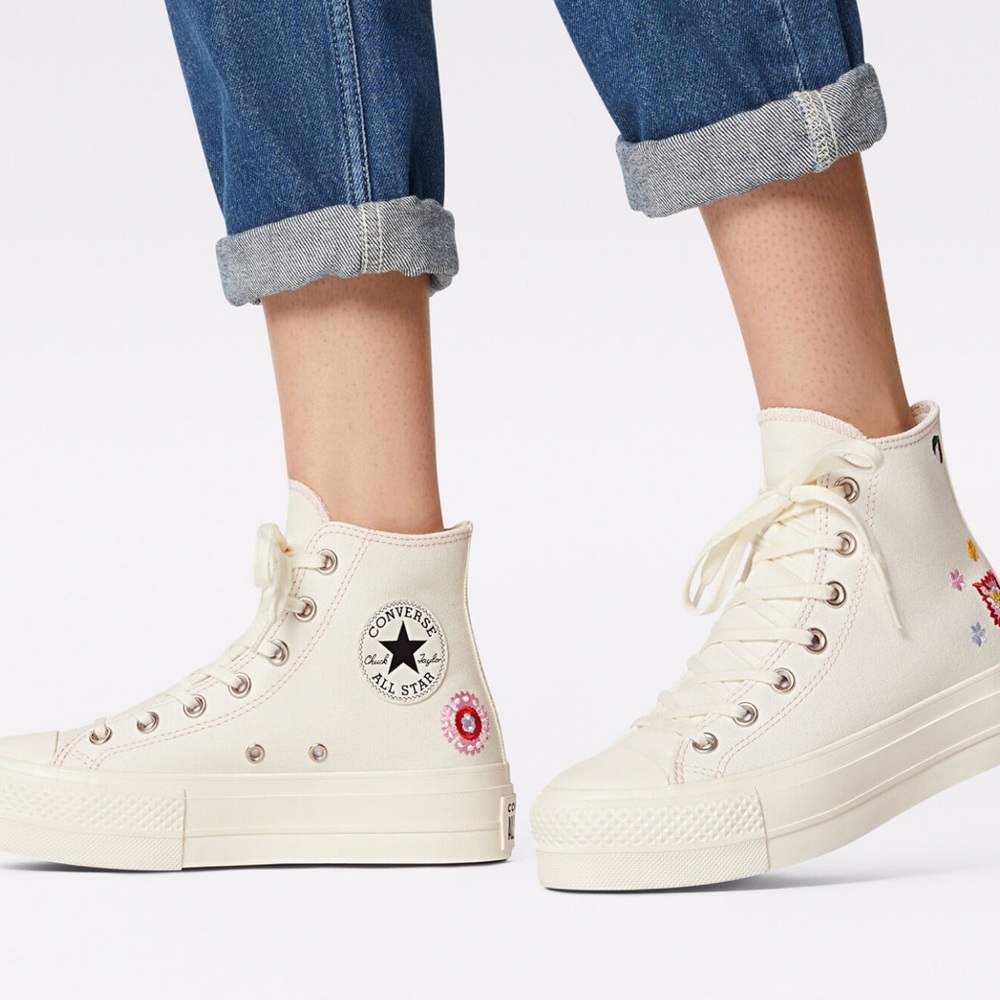 Converse 2022 platform with ditsy floral embroidery in cream /white canvas NWT